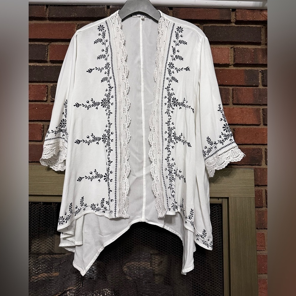 🛍️ Jolt open front lace trimmed blouse. Like new condition.